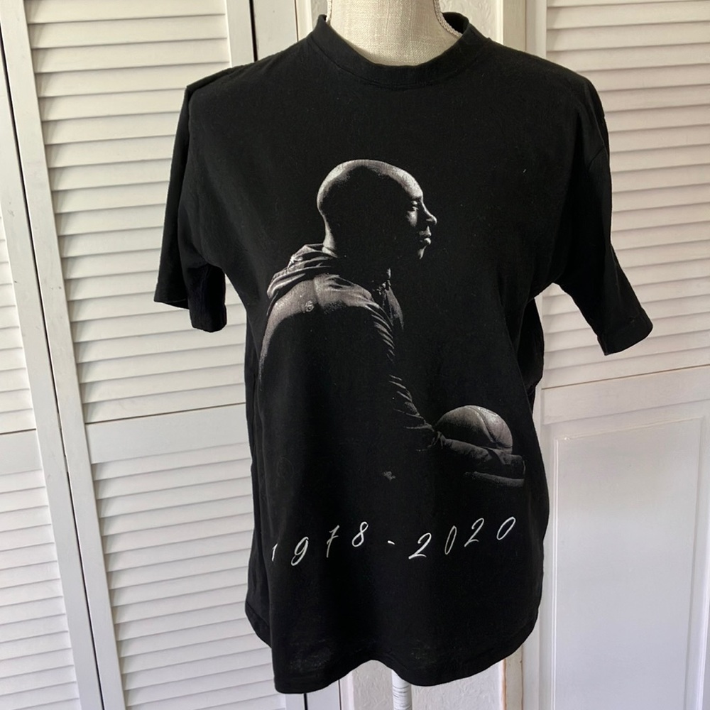 Black Kobe Short Sleeve Tee with Minimalist Silhouette size M